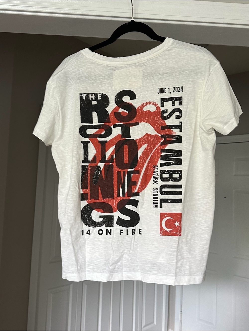 NWT Rolling Stones White Short-Sleeve Graphic Tour Tee with Red & Black Print M